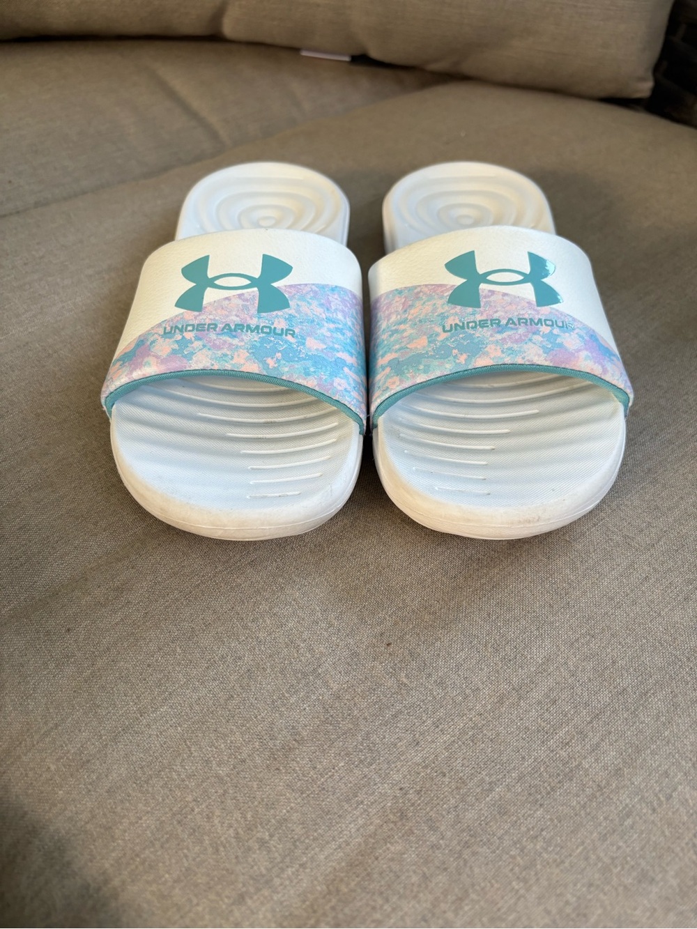 Under Armour‎ White and Teal Kids Slide Sandals with Pastel Pattern